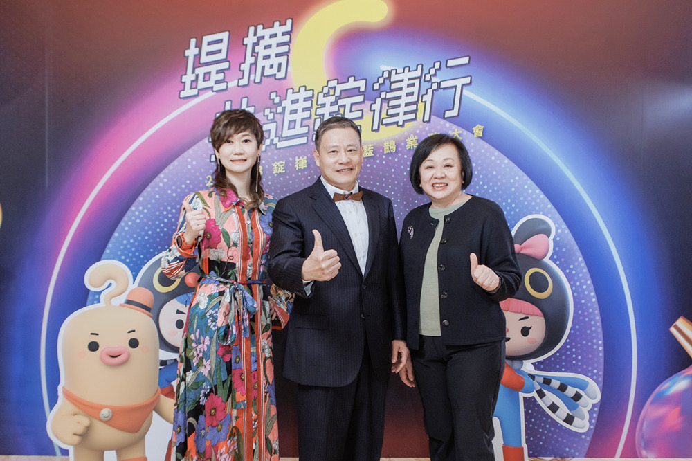 錠嵂保經總經理趙惠仙、創辦人毛以孝、董事長李淑芬。(圖/錠嵂保經提供)