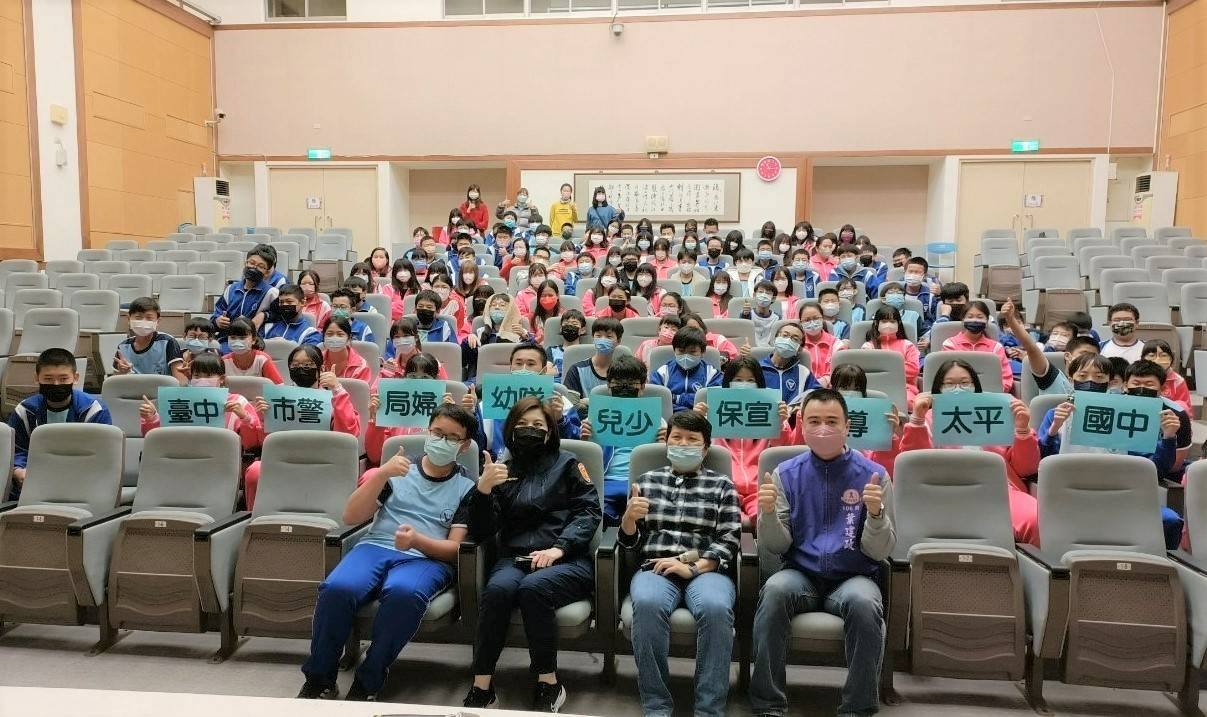 宣導小組成員與師生們互動熱絡,有拿到獎品的學生們直呼「太幸運了!」。(圖/記者林㤈輝翻攝)
