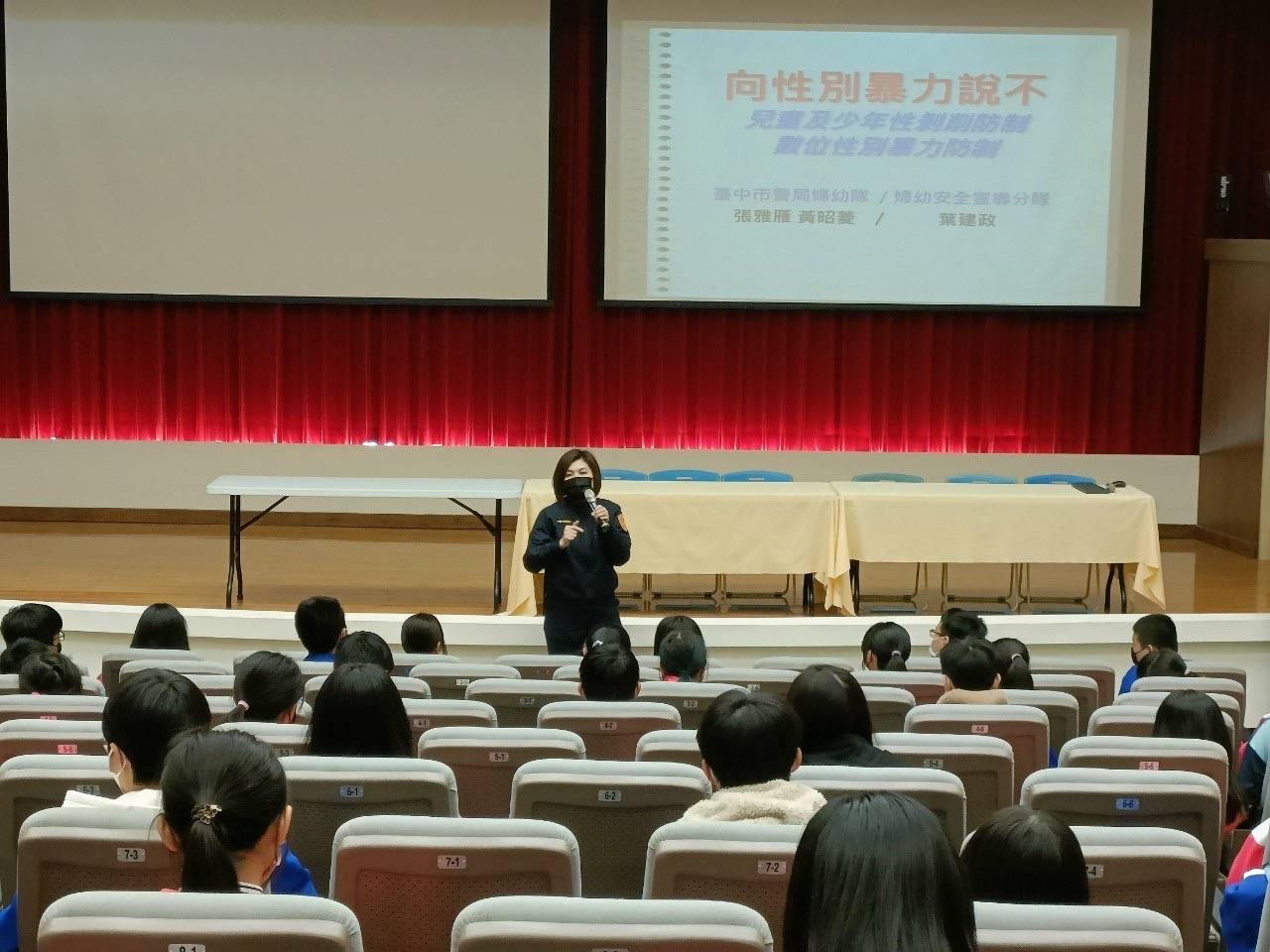 員警透過實際案例帶領學童認識犯罪類型及態樣。(圖/記者林㤈輝翻攝)