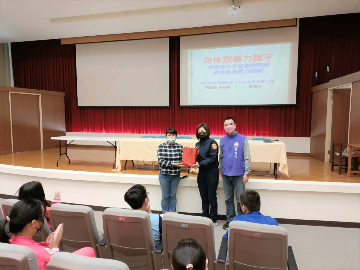 員警透過實際案例帶領學童認識犯罪類型及態樣。(圖/記者林㤈輝翻攝)