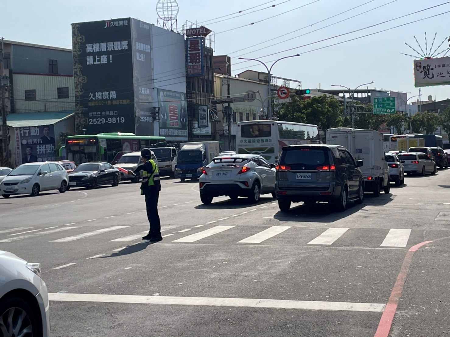 連續假期中市警豐原分局除派員加強交通疏導,並提供相關管制措施及改道替代路線資訊。(圖/記者謝榮浤翻攝)