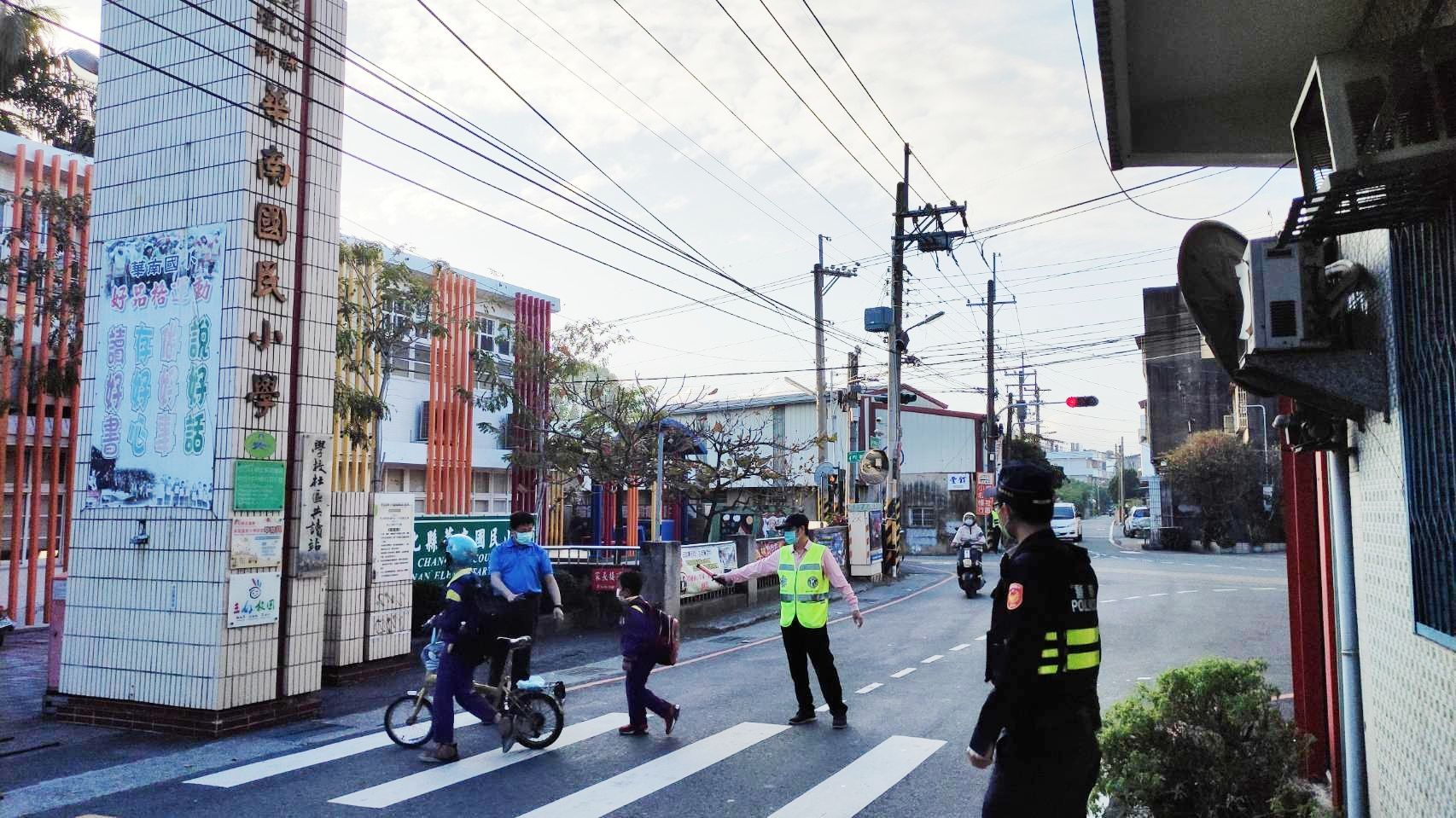 開學週彰化警彰化分局配合校方加強疏導車流外,以保護每個孩子快樂的到上學,平安的回家。(圖/記者謝榮浤翻攝)