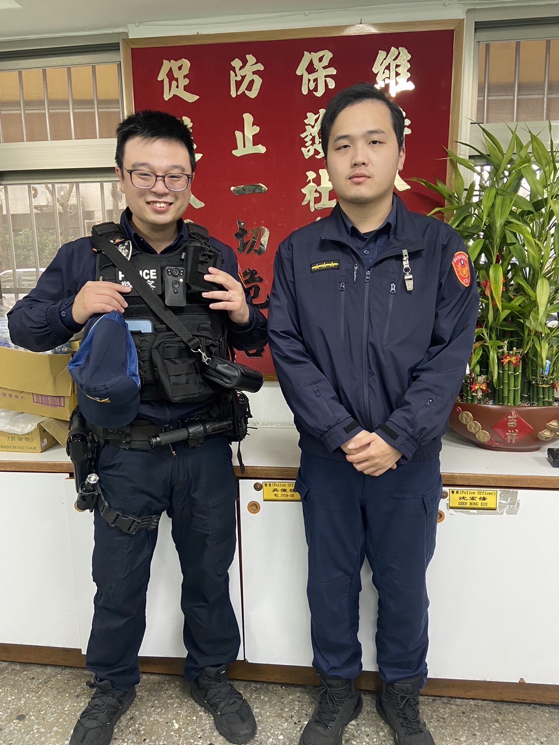同德派出所暖警李思穎(右)、陳冠全(左)。(記者宋紹誠翻攝)