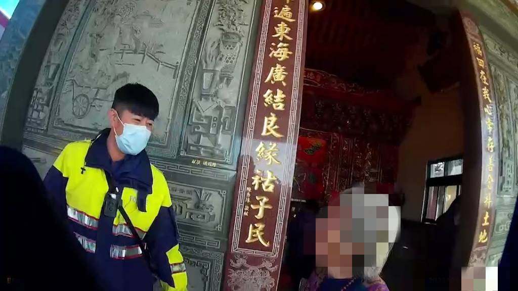 中市警烏日分局犁份派出所日前助拜拜迷航八旬嬤返家。(圖/記者謝榮浤翻攝)