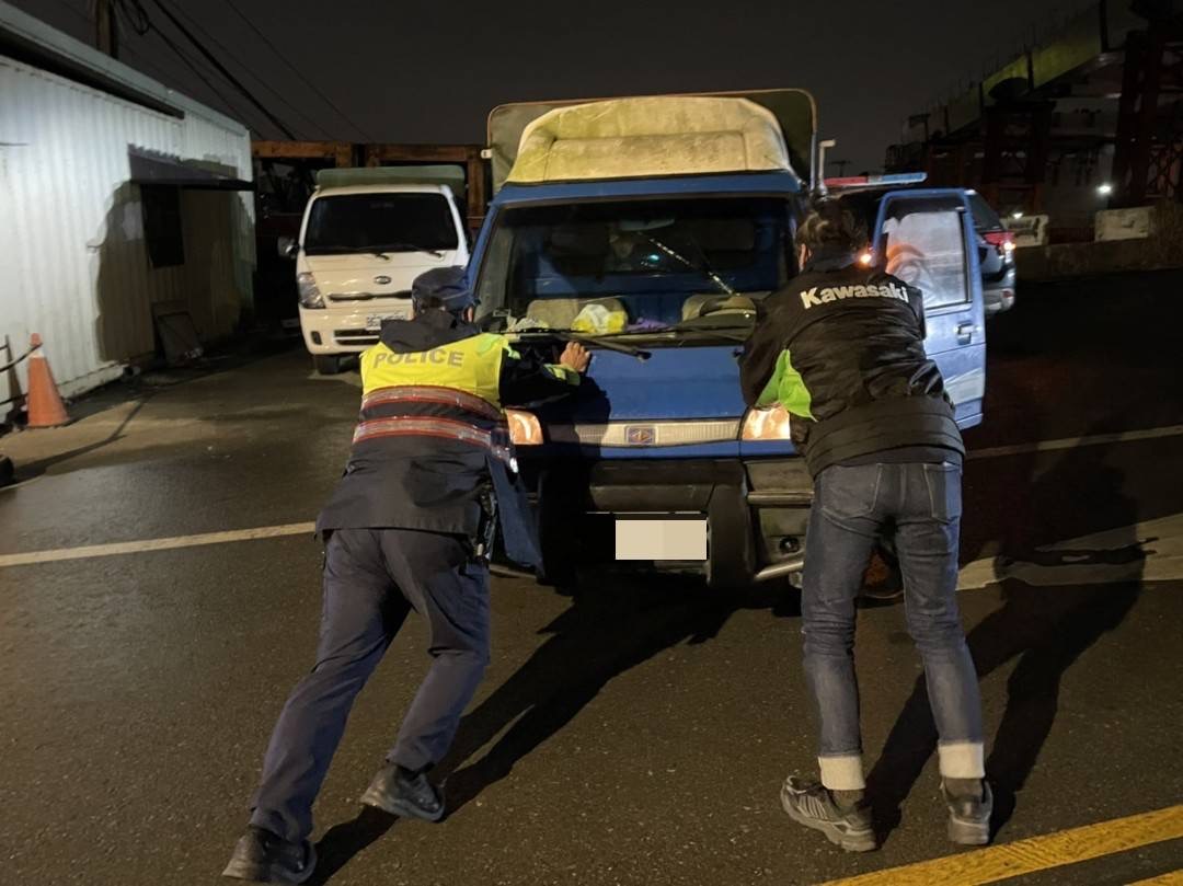 外社所所長江弘裕及員警蘇子瀗當機立斷徒手推車避免交通堵塞。(記者宋紹誠翻攝)