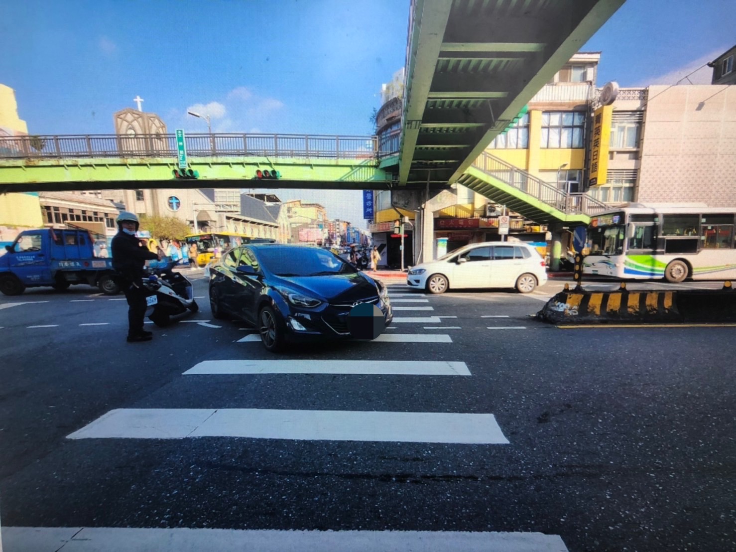 文林派出所鄭姓警員指揮疏導交通時遭左轉自小客車撞擊。(記者林艷林翻攝)