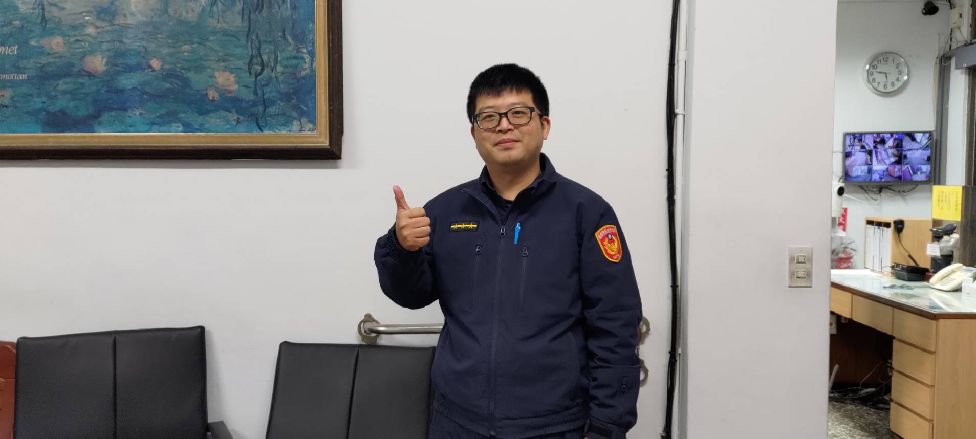 淡水警宋德賢助老婦找回老伴。(記者戴昱弘翻攝)