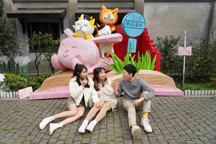 「貓咪村樂園」裝置以俏皮的貓咪群與充滿春天氣息的粉紅兔子為主題打造。 圖:新北市政府觀光旅遊局/提供