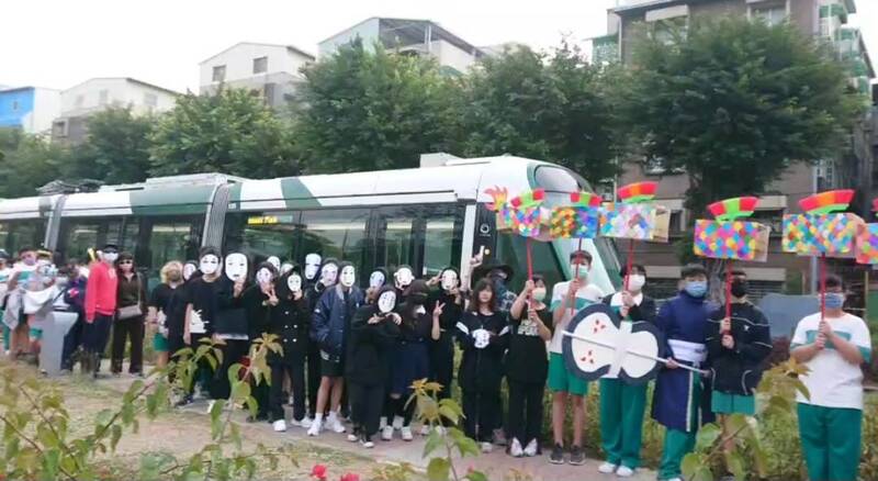 漾新聞|壽山國中校慶健走兼淨山 沿輕軌變裝路跑山海走一圈