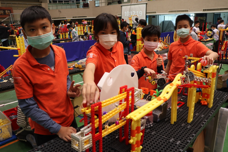 漾新聞|高雄市科技積木創意競賽中正高中登場 用積木拼出永續目標挑戰創新的樂趣 鳳甲國中包辦前三名與二個佳作