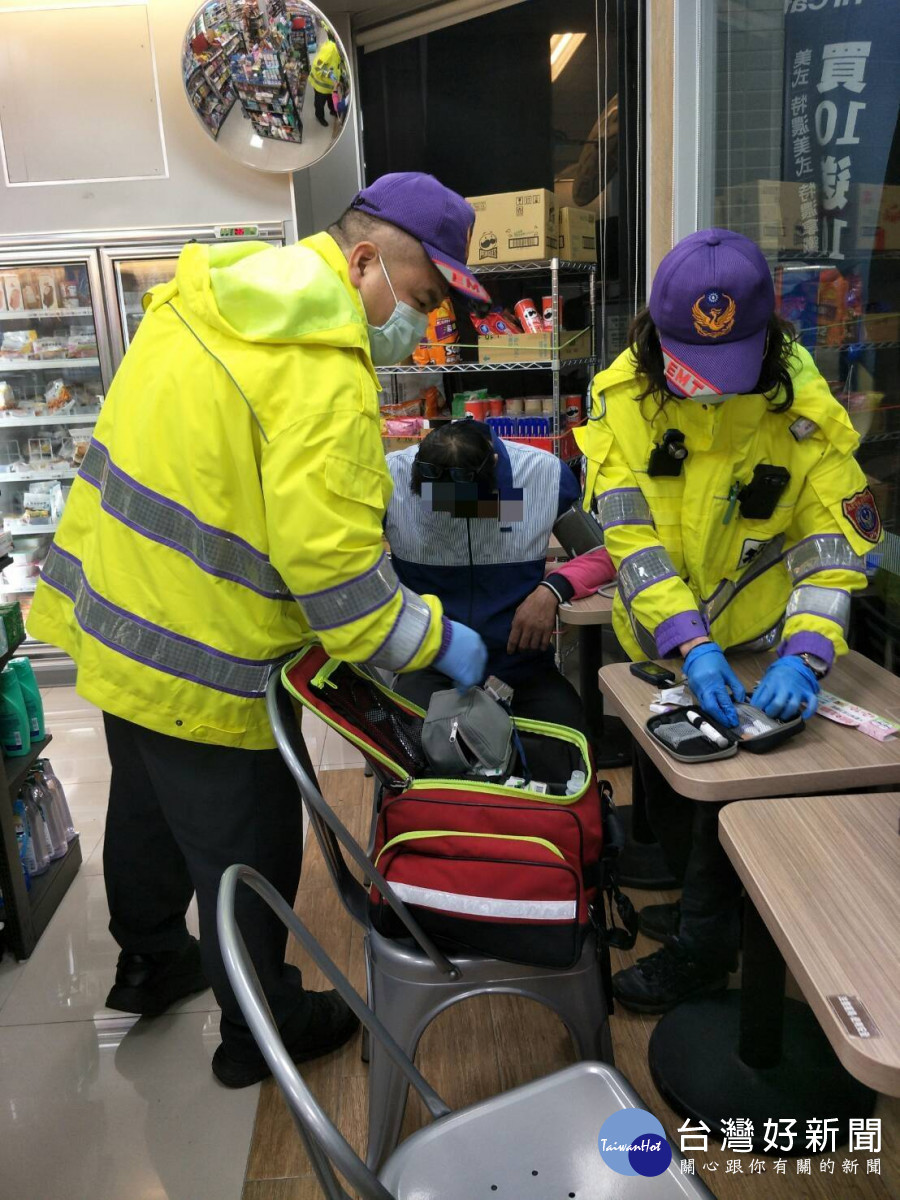 超商店長血壓飆200,警協助送醫。