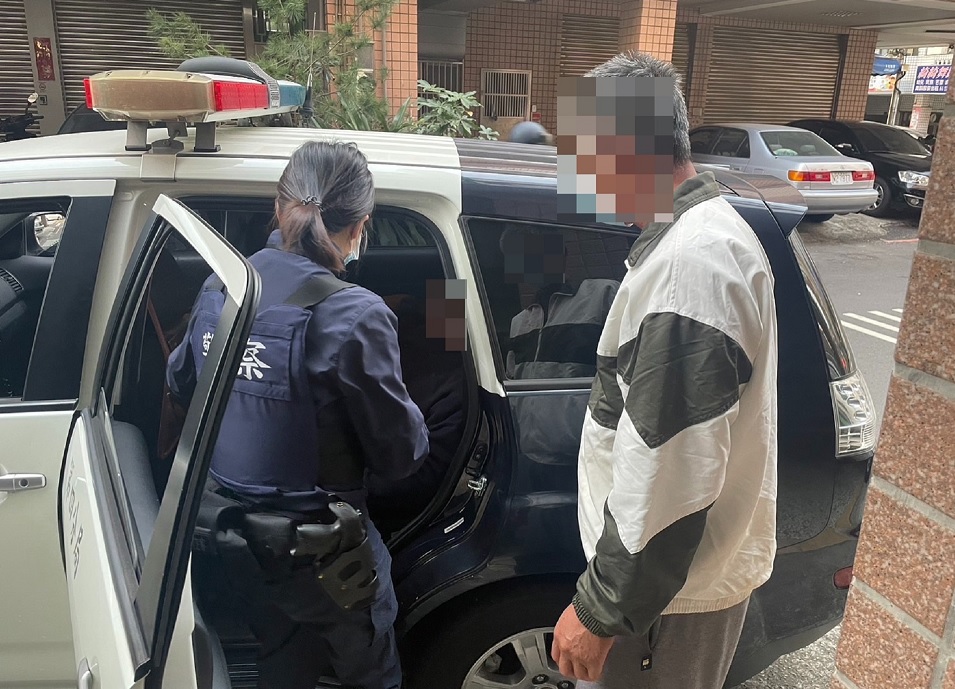 ▲ 警員以警車搭載老翁挨家挨戶尋問，幸運遇到老翁昔日鄰居 (圖/台中市警察局 提供)