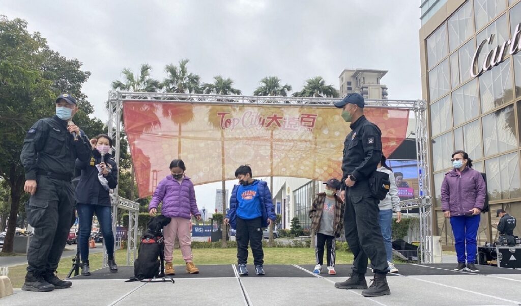 ▲ 中市刑大警犬隊與第六分局於台中七期百貨公司舉辦犯罪預防宣導 (圖/台中市警察局 提供)