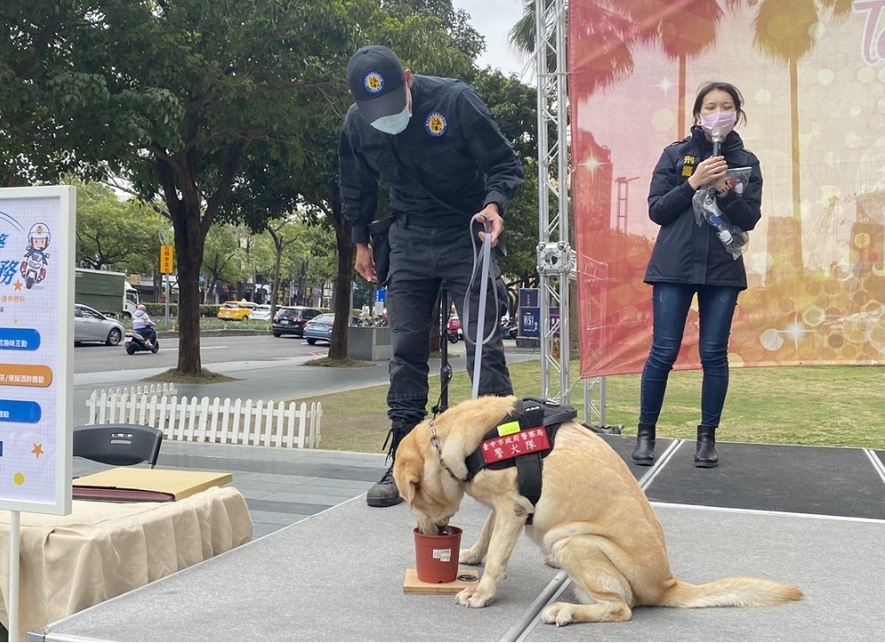 ▲ 緝毒犬在現場執行氣味緝毒和爆裂物搜索模擬,吸引民眾圍觀 (圖/台中市警察局 提供)