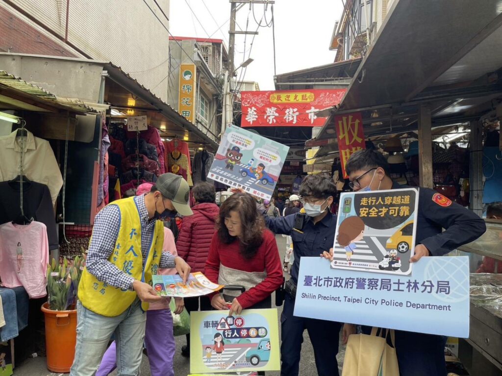 士林分局在轄內華榮市場進行「銀髮族行人交安宣導」活動