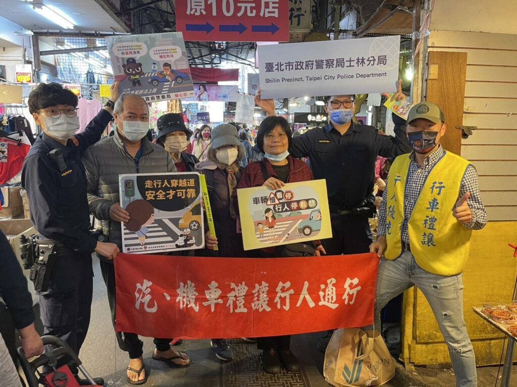 士林分局在轄內華榮市場進行「銀髮族行人交安宣導」活動