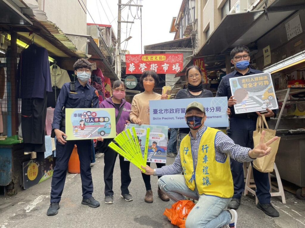 士林分局在轄內華榮市場進行「銀髮族行人交安宣導」活動