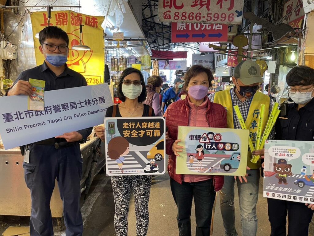 士林分局在轄內華榮市場進行「銀髮族行人交安宣導」活動