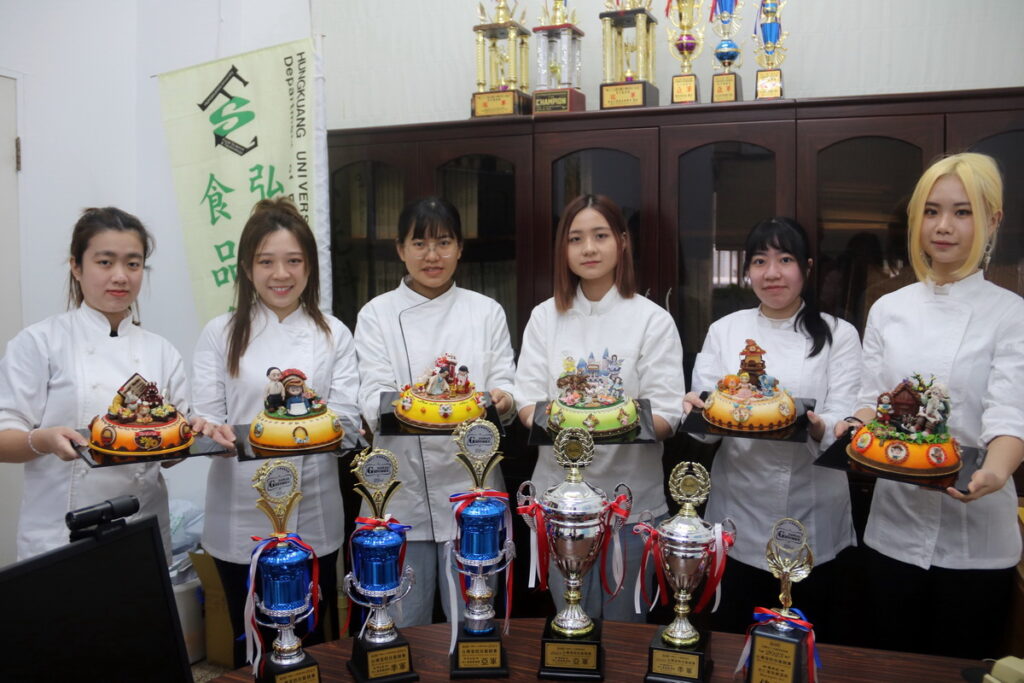 食科系6名大二學生奪得2亞軍3季軍1佳作,其中馬來西亞籍學生蔡靖雯(左一)、李慧紋(左二)皆獲得季軍,難能可貴。