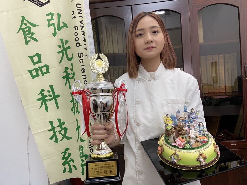 大二學生張妤佳以「精靈幻想曲」作品奪得職業組亞軍。