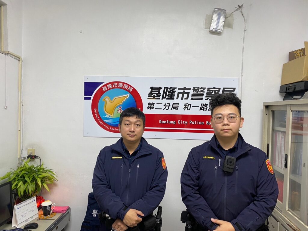 警員許文明(左)、警員黃世濤(右)