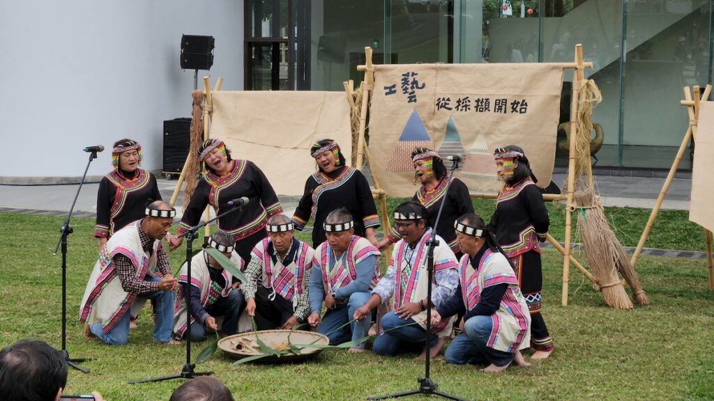 來自山林原鄉部落的原住民以禮敬生態自然的祈福儀式吟唱,為「工藝—從採擷開始」特展揭開序幕。(圖/陳惠玲攝影)