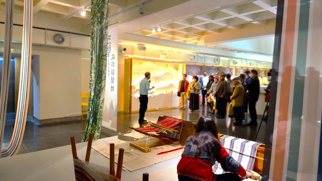 張仁吉主任為「工藝—從採擷開始」特展現場導覽。(圖/陳惠玲攝影)