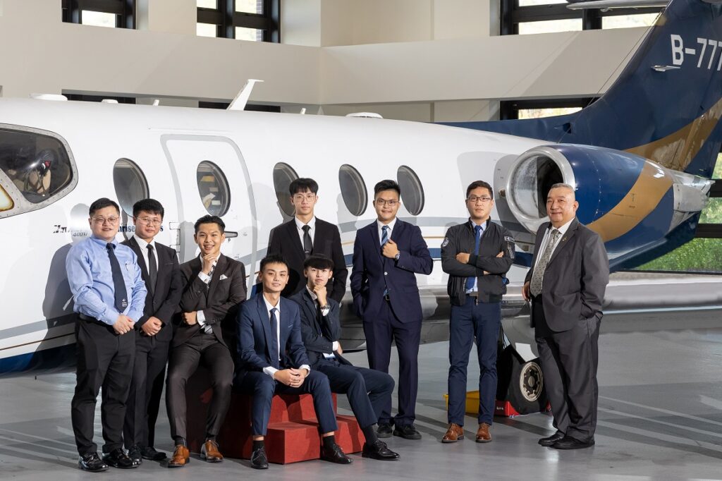 朝陽科大斥資5億設立航空學院,提供百萬美元飛航圓夢獎學金,甄選優秀學子赴美接受專業飛行訓練。(圖/朝陽科大提供)
