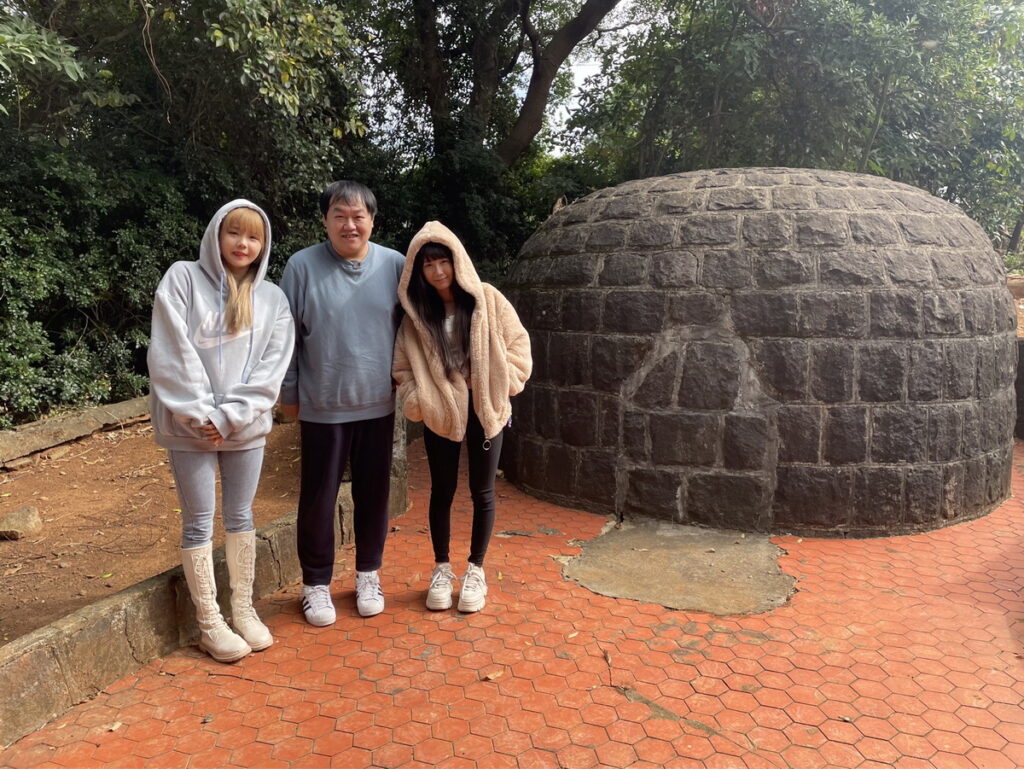 （左起）比熊陳又禎、司徒、陸子玄，一起拜訪陳儀墓園，窺探二二八。