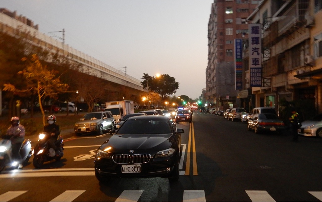 ▲ 楊女開車停等紅燈，卻遭後方車輛追撞後逃離現場        (圖/台中市警察局 提供) 