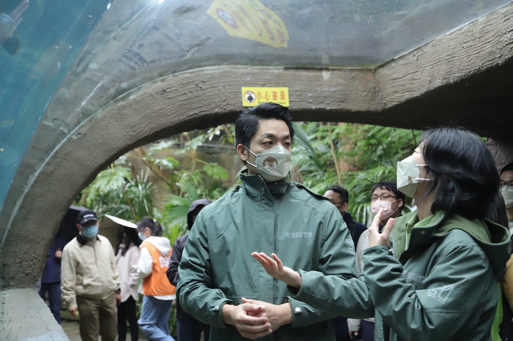 國民黨1200交通月票立場遭批前後矛盾 蔣萬安僅稱感謝中央協助 80 台北市長蔣萬安25日赴台北市立動物園,化身臨時保育員照顧小紅毛猩猩、致贈辛苦的保育員們水果籃。