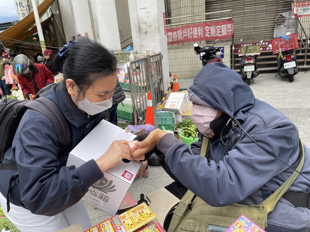 在花蓮看見暖流!援助土耳其 慈濟四大志業街頭募心募愛 77 坐在輪椅上賣彩券的老闆主動表示要捐錢給土耳其地震災民。