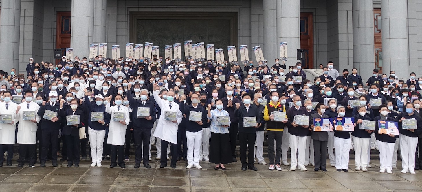 在花蓮看見暖流!援助土耳其 慈濟四大志業街頭募心募愛 78 2月25日慈濟志工走上街頭募心募愛,由花蓮縣長徐榛蔚、立委傅崐萁、慈濟慈善志業執行長顏博文、醫療志業執行長林俊龍、教育志業執行長王本榮等帶領全體祈禱祝福。(1)