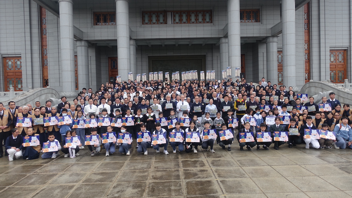 在花蓮看見暖流!援助土耳其 慈濟四大志業街頭募心募愛 79 2月25日慈濟志工走上街頭募心募愛,由花蓮縣長徐榛蔚、立委傅崐萁、慈濟慈善志業執行長顏博文、醫療志業執行長林俊龍、教育志業執行長王本榮等帶領全體祈禱祝福。(2)