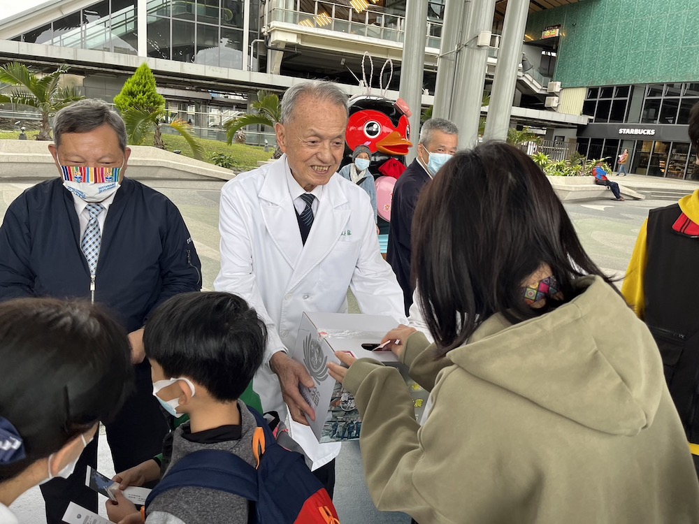 在花蓮看見暖流!援助土耳其 慈濟四大志業街頭募心募愛 80 2月25日慈濟醫療志業執行長林俊龍在花蓮火車站募心募愛。