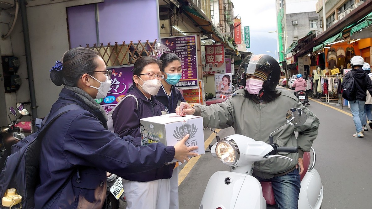 在花蓮看見暖流!援助土耳其 慈濟四大志業街頭募心募愛 81 2月25日慈濟四大志業體同仁與志工走上街頭募心募愛,一早就獲得民眾熱烈響應。(2)