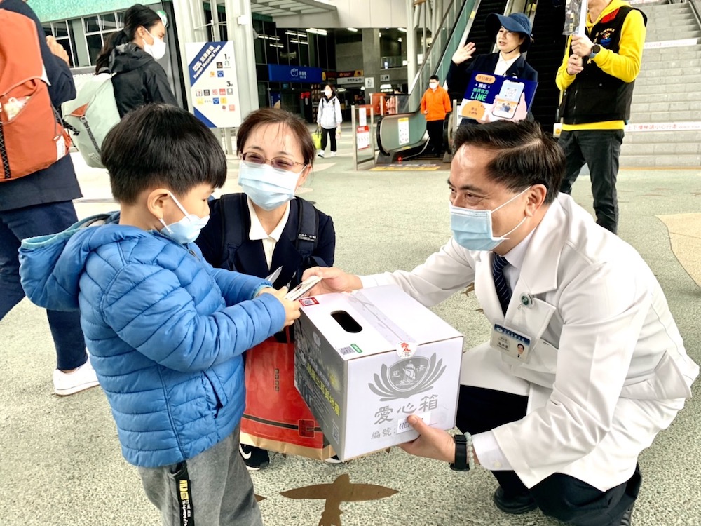 在花蓮看見暖流!援助土耳其 慈濟四大志業街頭募心募愛 82 2月25日花蓮慈院林欣榮院長在花蓮火車站募心募愛。