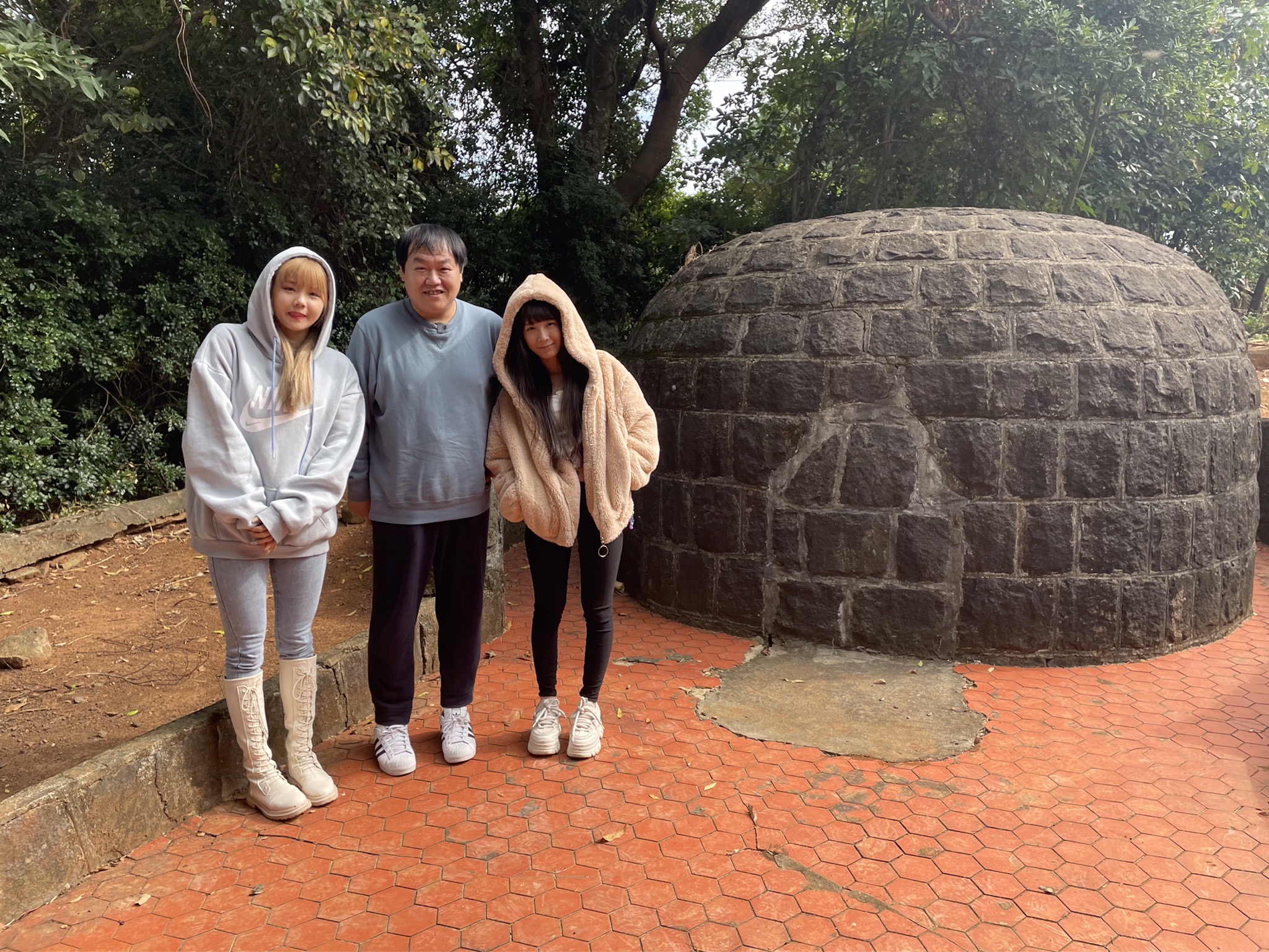 左起 比熊陳又禎、司徒、陸子玄一起拜訪陳儀墓園,窺探二二八。 (圖/Youtube頻道「看你老墓」提供)