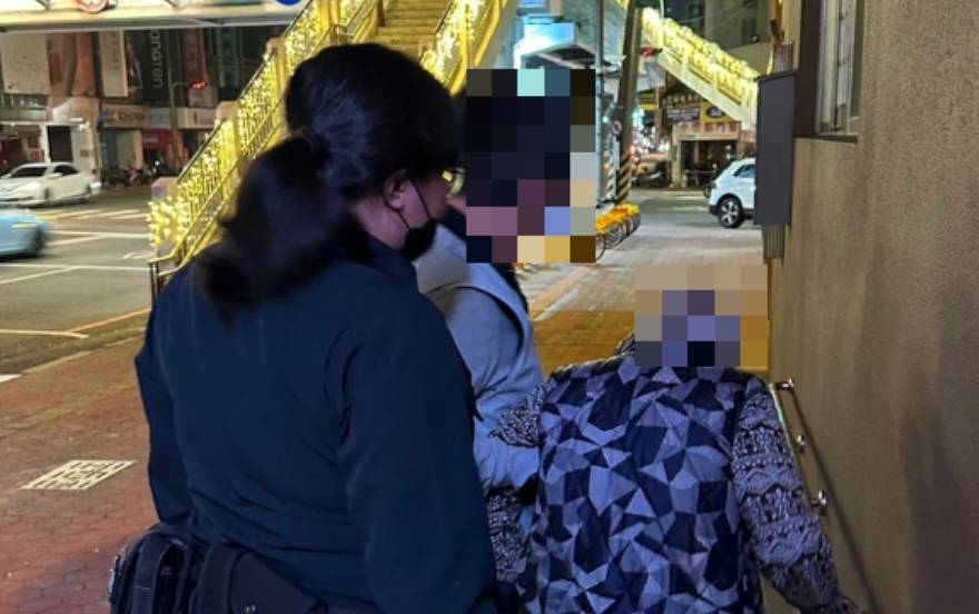 中市警五分局水湳派出所日前助走失老婦人返家。(圖/記者謝榮浤翻攝) 
