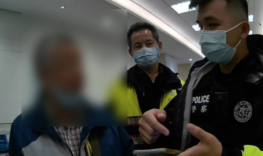 和平東路派出所警員楊享蒴、潘育志向廖姓老翁說明是遭詐騙。(記者林金聖翻攝)