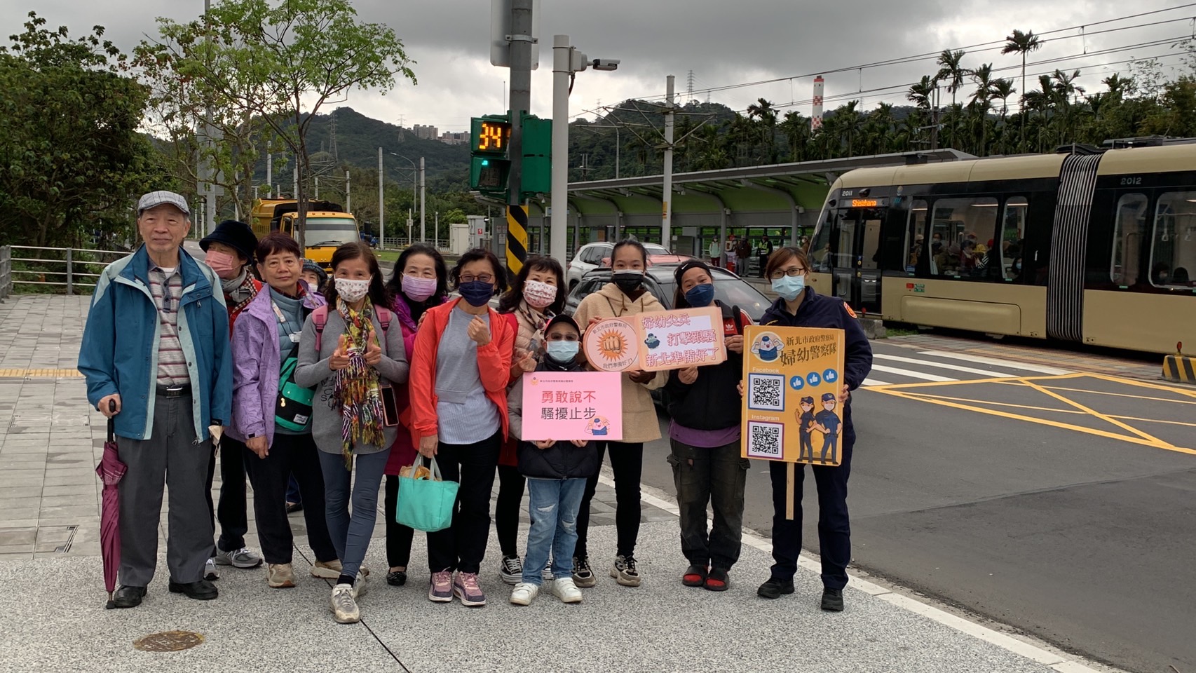 新北市婦幼隊趁著228連假，前往捷運安坑輕軌站進行法律觀念宣導。（記者趙靜姸翻攝）