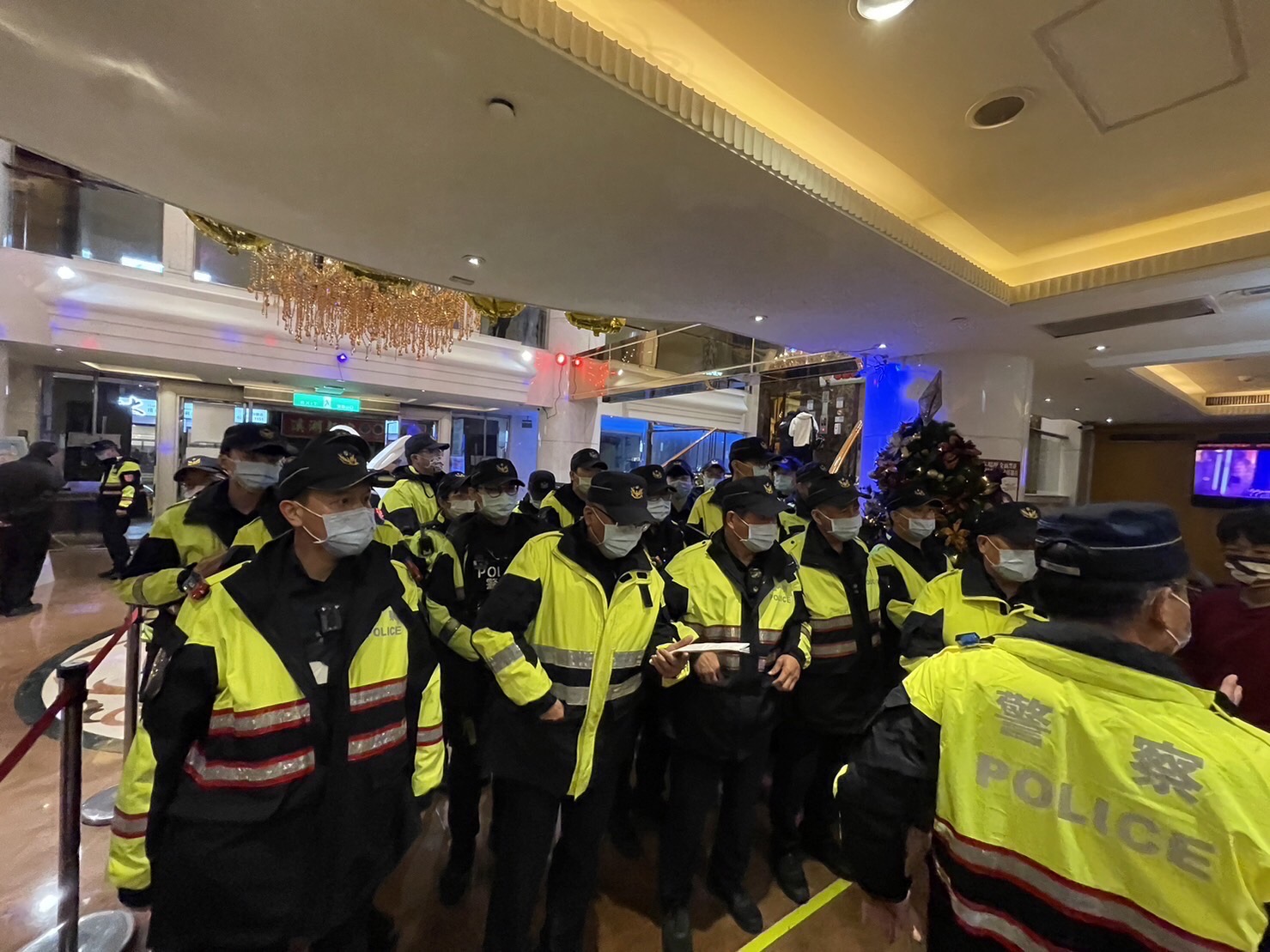 板橋警連假前夕針對轄區熱點進行擴大臨檢。(記者戴昱弘翻攝)