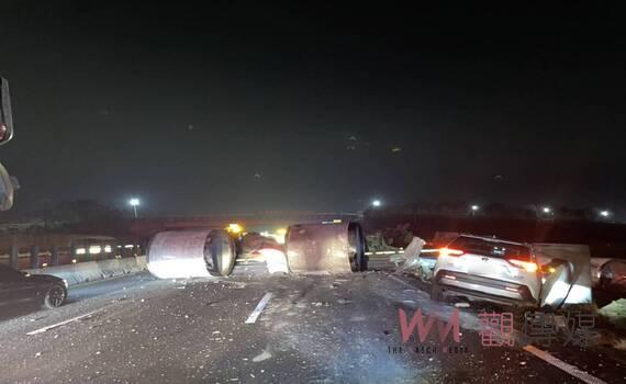 國道車禍!拖板車肇事衝落邊坡 貨物散落車道再釀禍