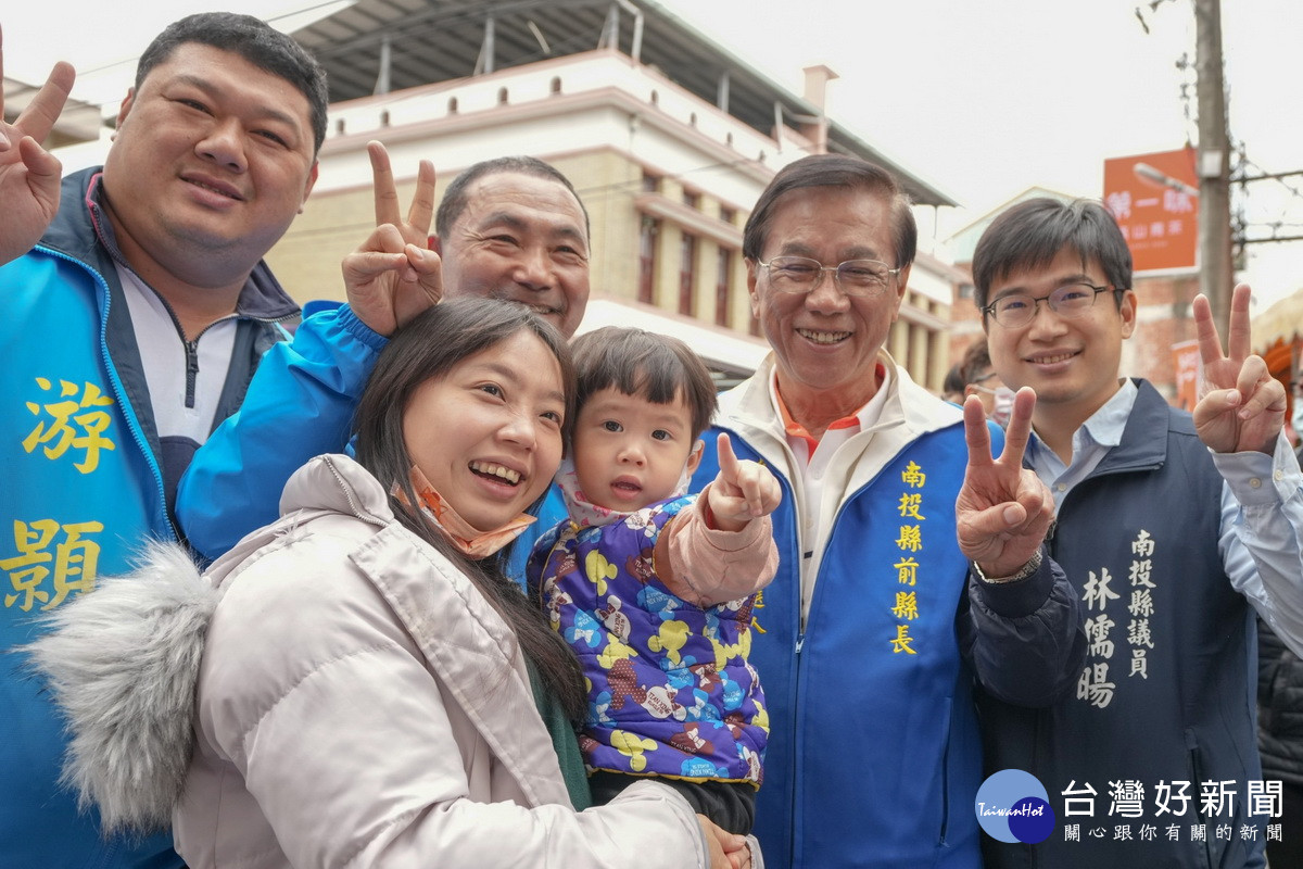 侯友宜市長與林明溱都展現非常親民風格。(林明溱競總提供)
