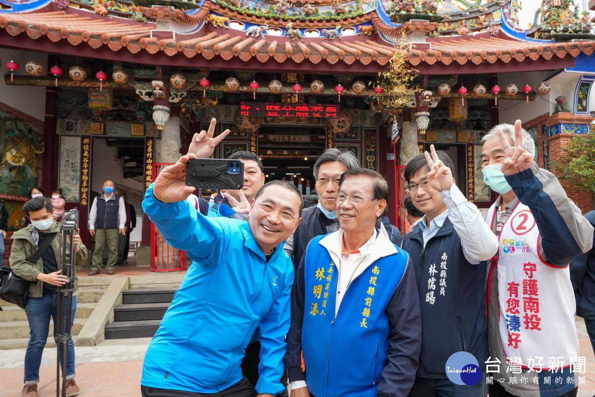 侯友宜市長與林明溱都展現非常親民風格。(林明溱競總提供)