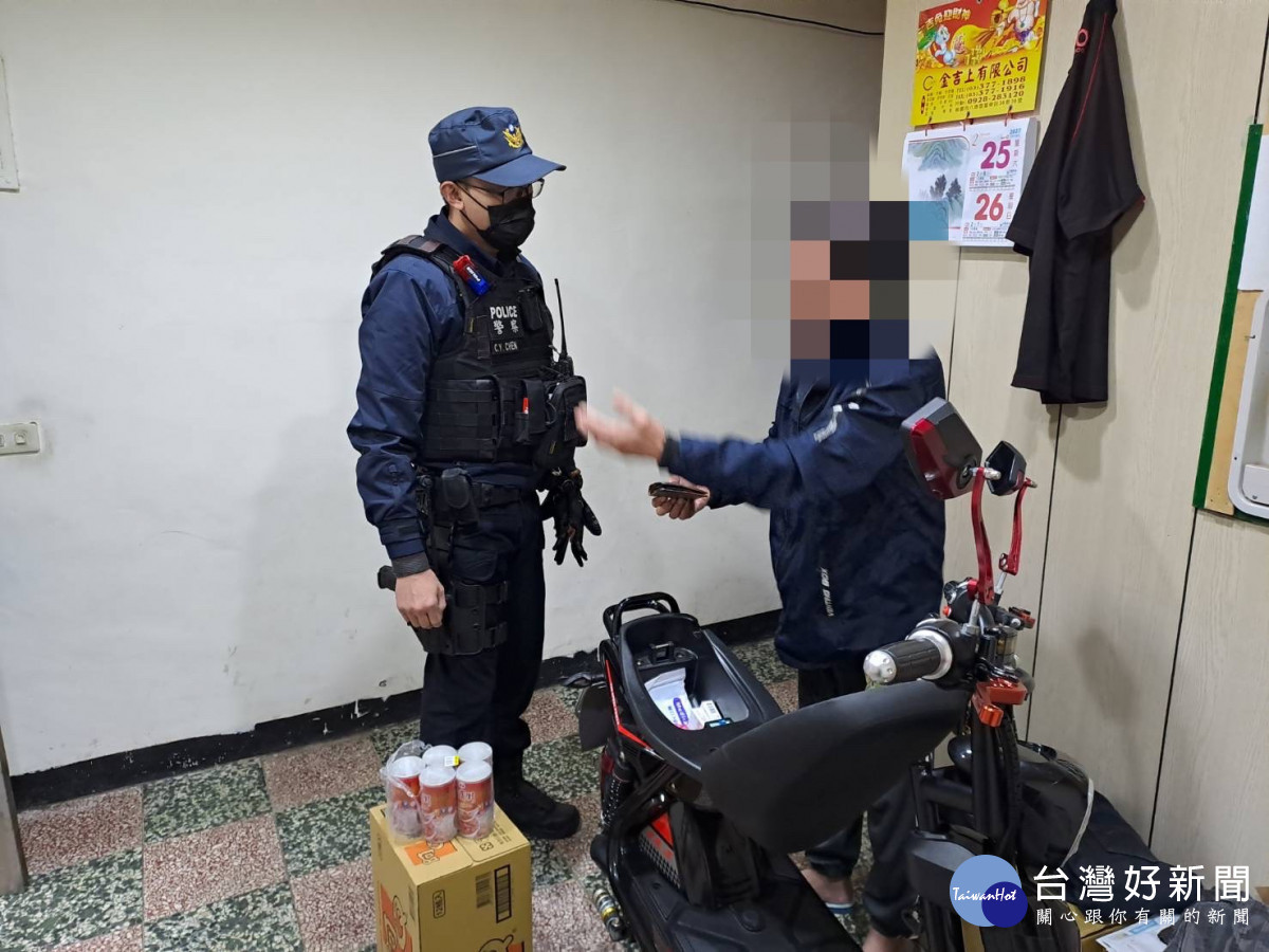 獨居老人多日未進食，八德警緊急送物資。
