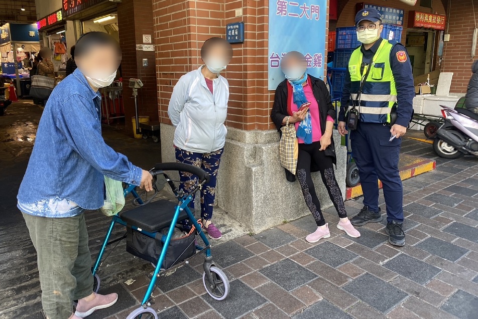 ▲ 警助陳婦與姊妹花重逢，看護婦驚魂未定倚柱拭淚 (圖/台中市警察局 提供)