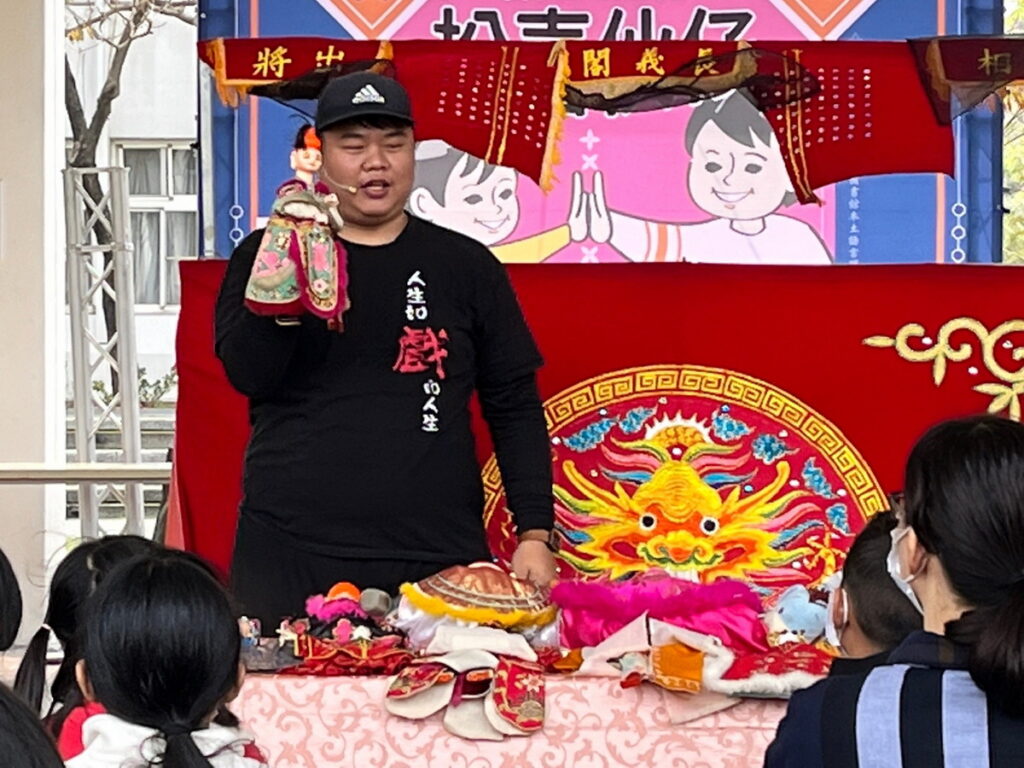  長義閣掌中劇團搬演台語布袋戲