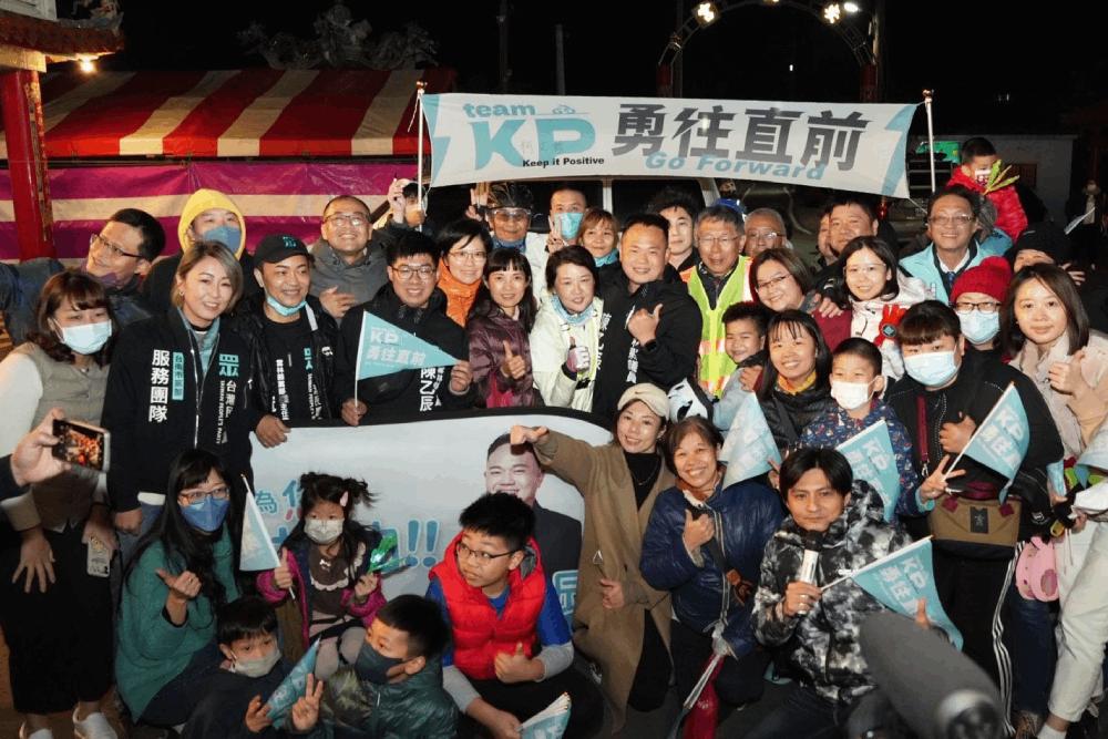 【有影】柯文哲一日北高騎到皮皮挫!黃珊珊:想挑戰鐵人項目 61 柯文哲與黃珊珊及粉絲合照