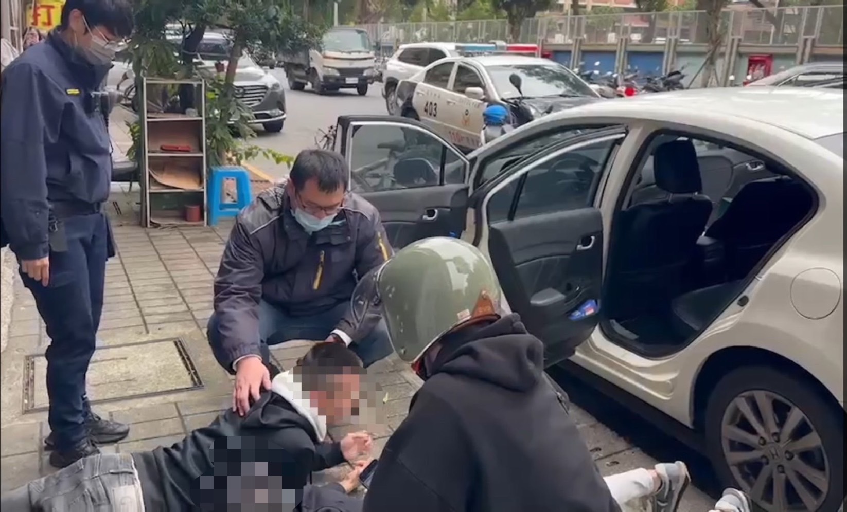 永和警誘詐團犯嫌現身取款當場逮捕。(記者徐煜勝翻攝)